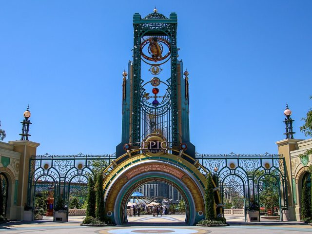 Entrada de Epic Universe con la torre Chronos