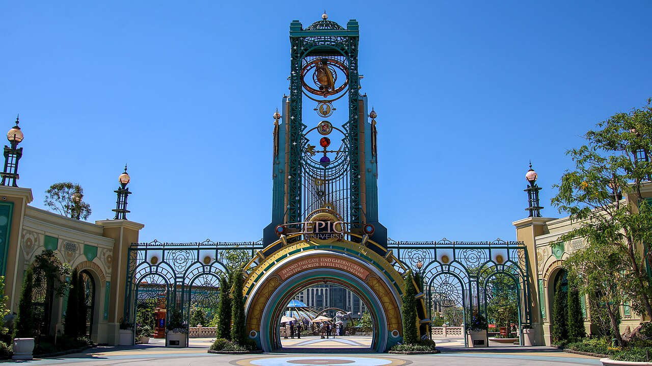 Entrada de Epic Universe con la torre Chronos