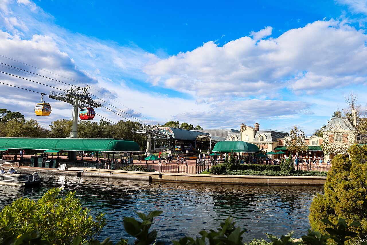Entrada internacional de Epcot con el Skyliner al fondo