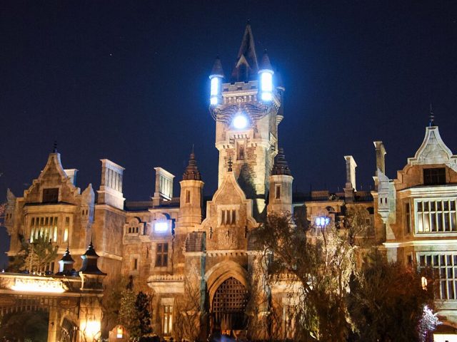 Frankenstein Manor de noche en Epic Universe