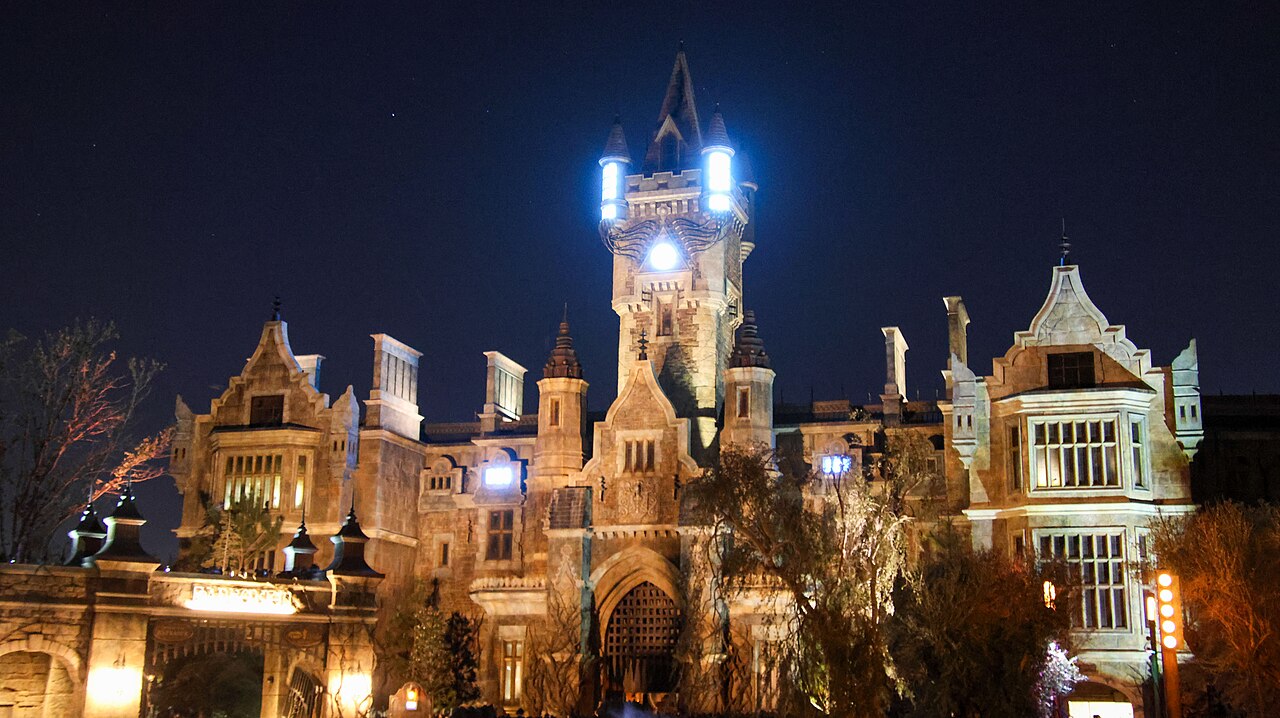 Frankenstein Manor de noche en Epic Universe