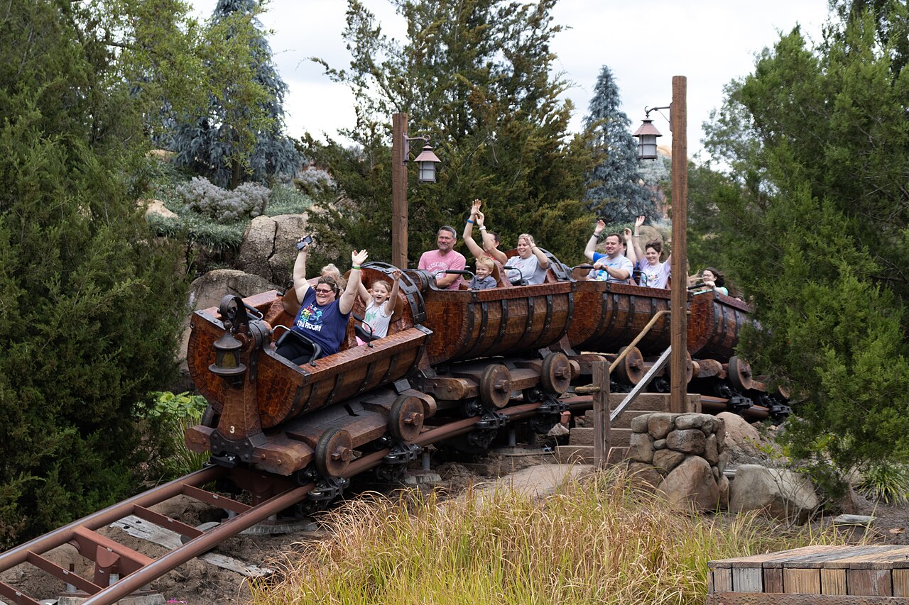 Recorrido de Seven Dwarfs Mine Train en Magic Kingdom