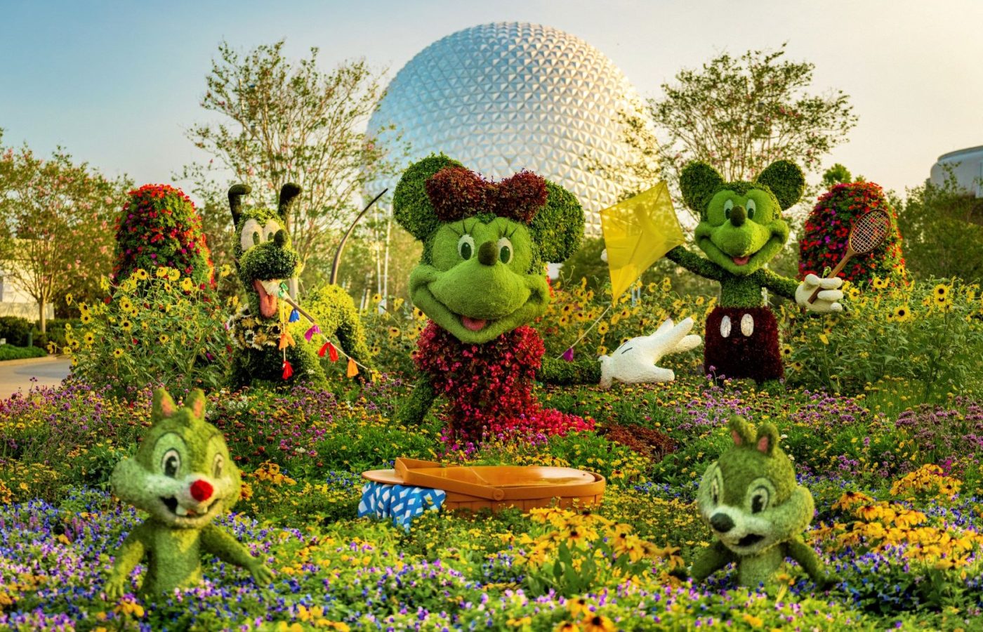 Topiarios de Mickey frente a Spaceship Earth en Epcot