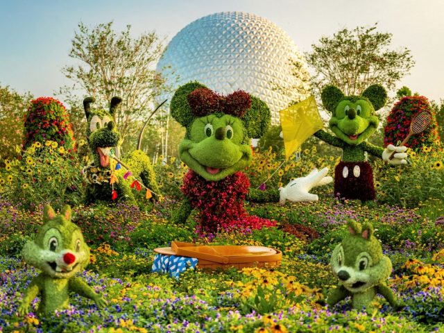 Topiarios de Mickey frente a Spaceship Earth en Epcot