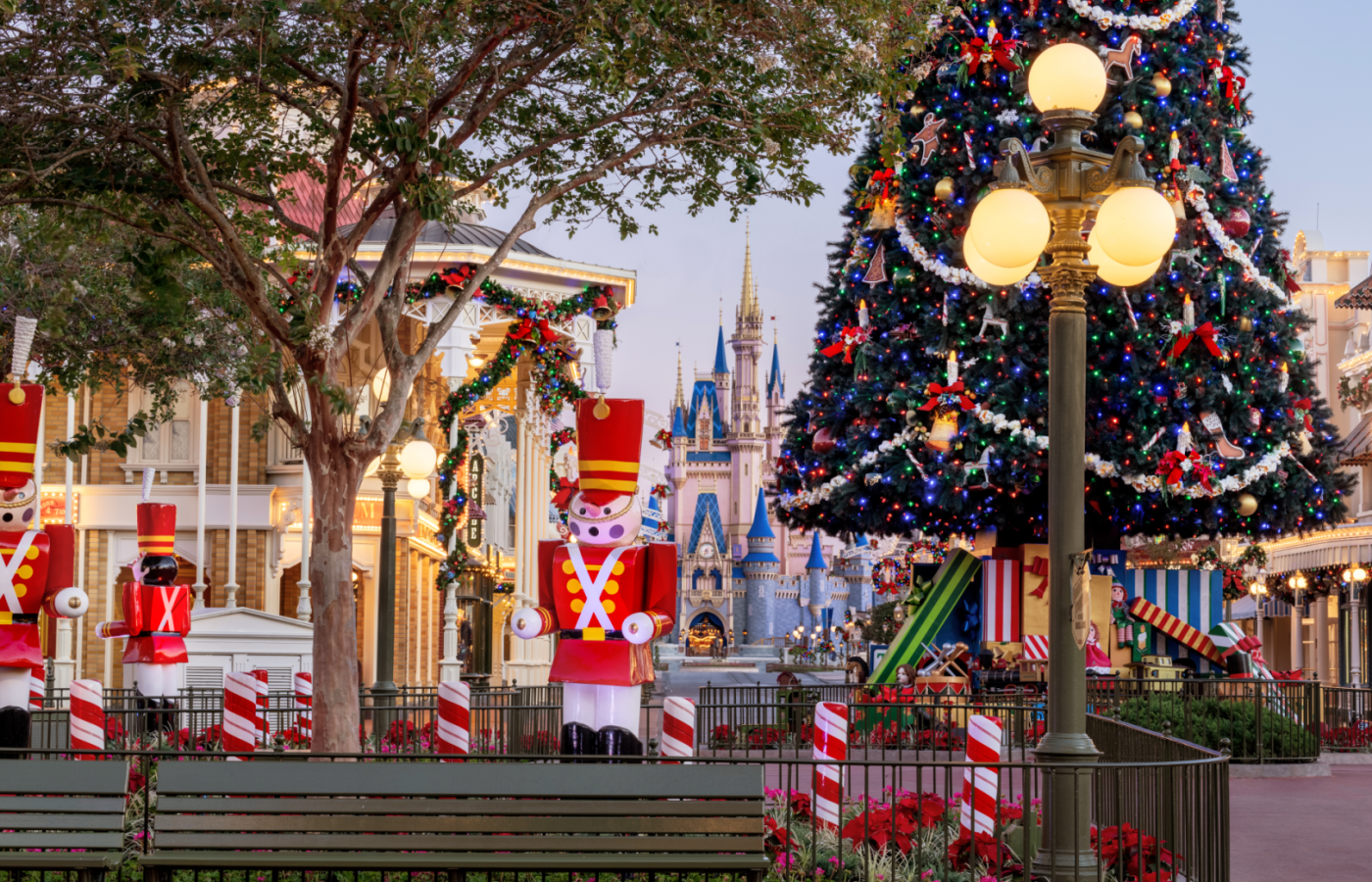 Calle principal de Magic Kingdom decorada para Navidad, con el castillo de fondo