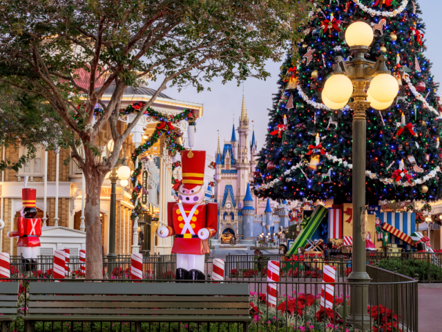 Calle principal de Magic Kingdom decorada para Navidad, con el castillo de fondo