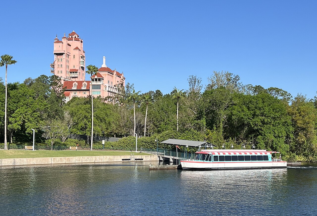 Lago de Hollywood Studios con la Tower of Terror al fondo