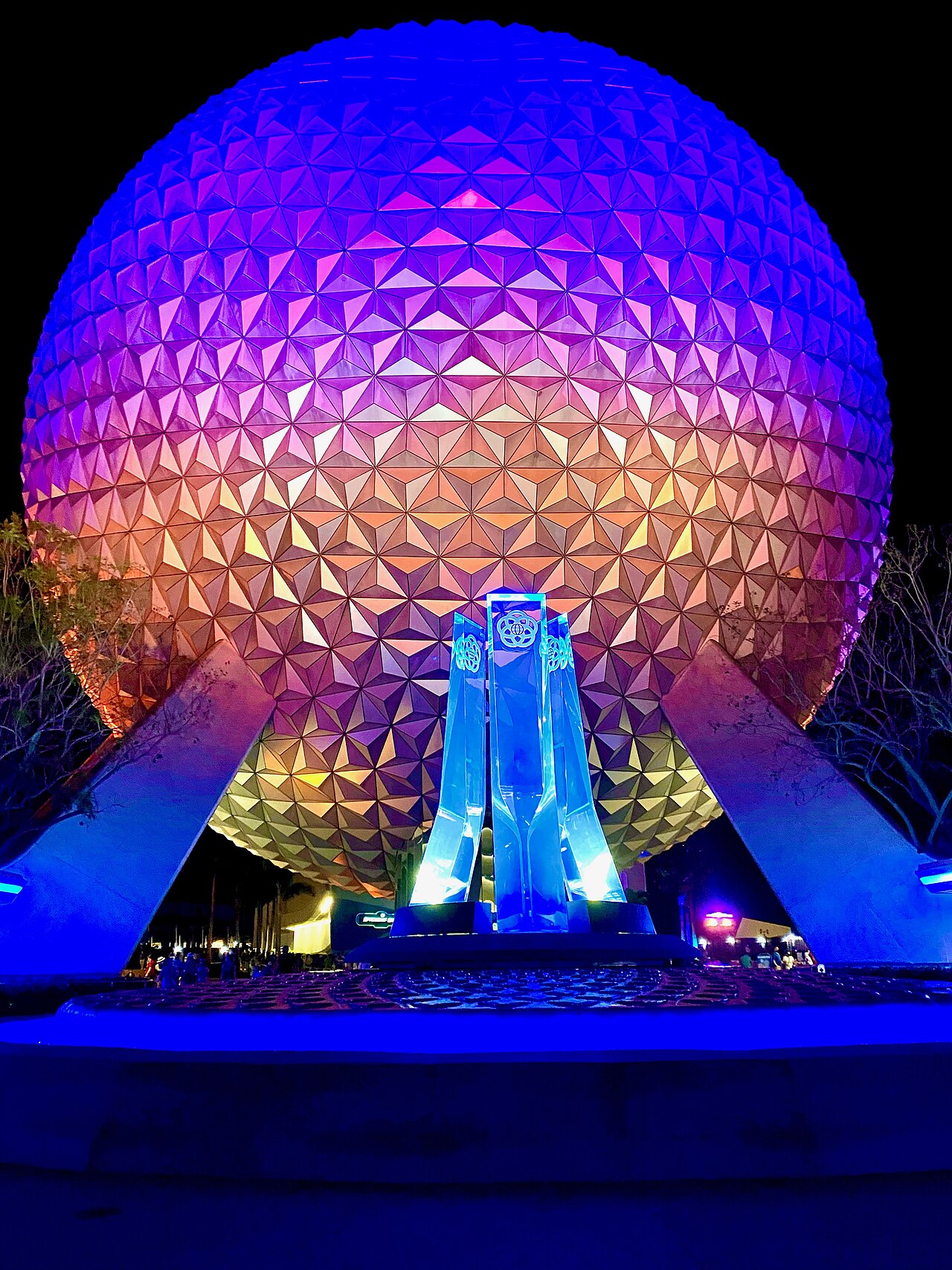 Spaceship Earth iluminada de noche en Epcot
